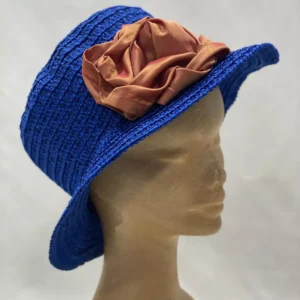 Chapeau bleu avec fleur orange