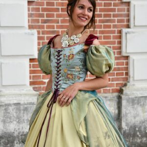 Robe d'époque verte avec corset fleuri, confectionnée par Efti Cianko.